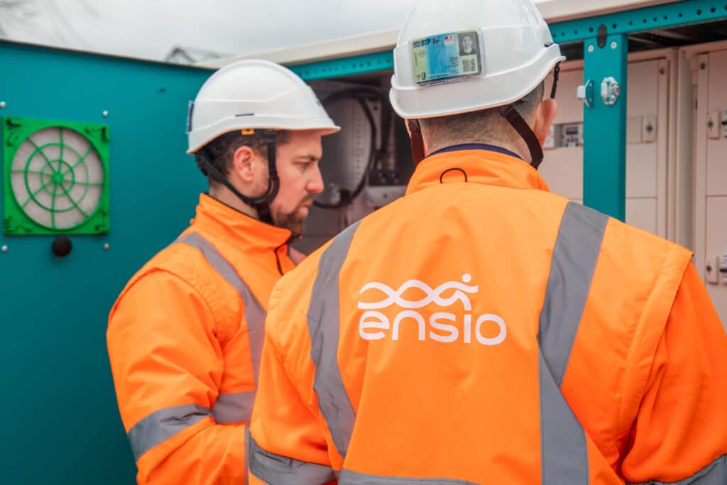Techniciens ENSIO de dos Logo ENSIO sur veste de chantier